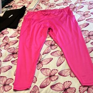 Crown & Ivy Pink Stretchy Capri Leggings